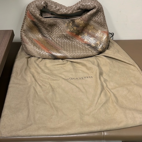 Authentic Rare.  Large Botega Veneta Embroidered Intrecciato shoulder Bag,… - Picture 4 of 12